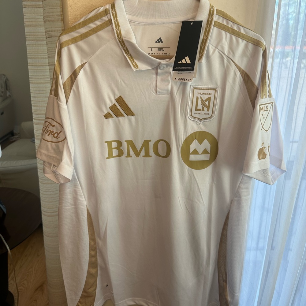 LA FC SOCCCER JERSEY SON#7
Fits Large slim fit